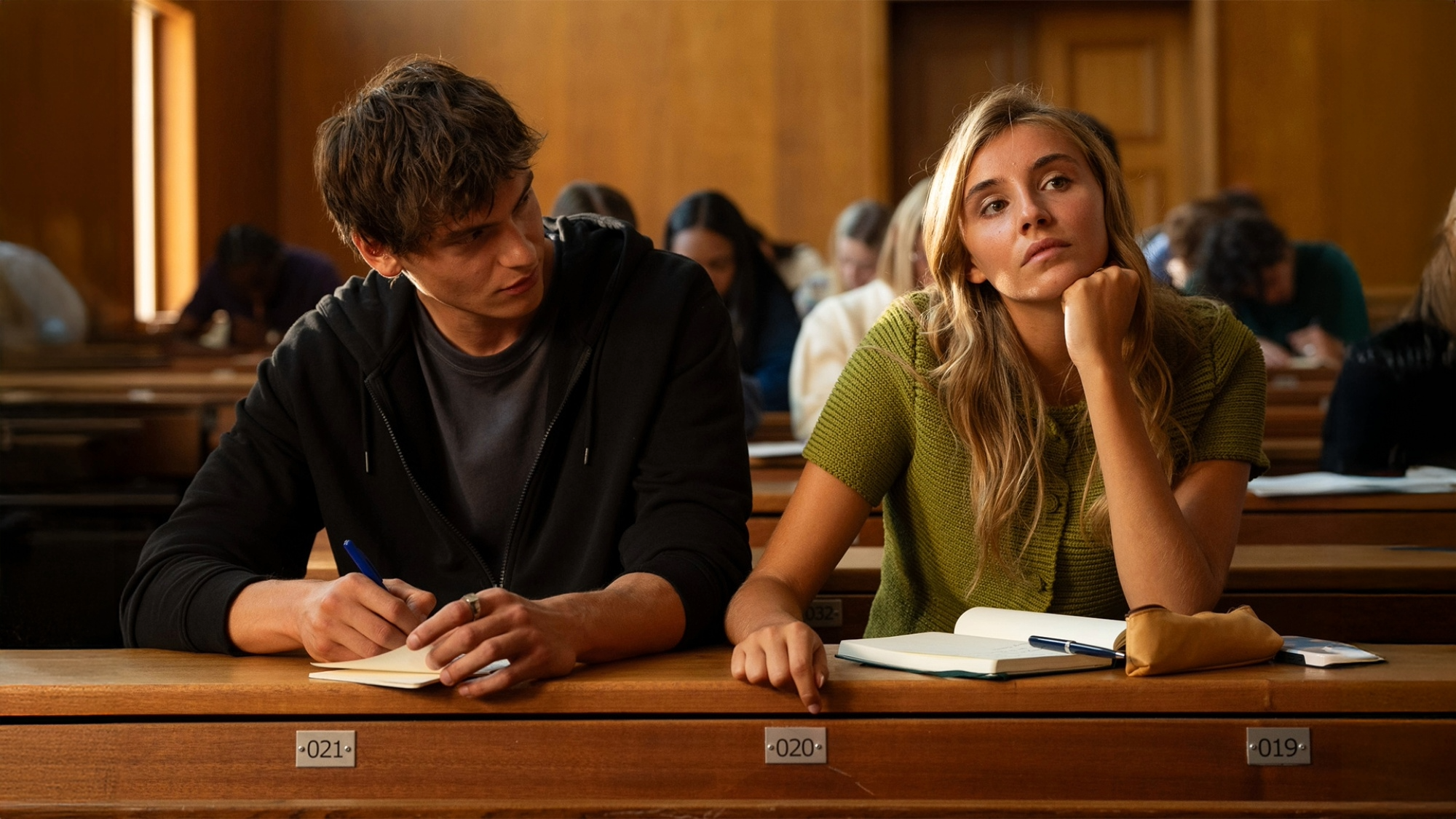 Vittoria Di Savoia as Alma and Lucas Barski as Vadim sitting in a university class in Prime Video's Carrousel
